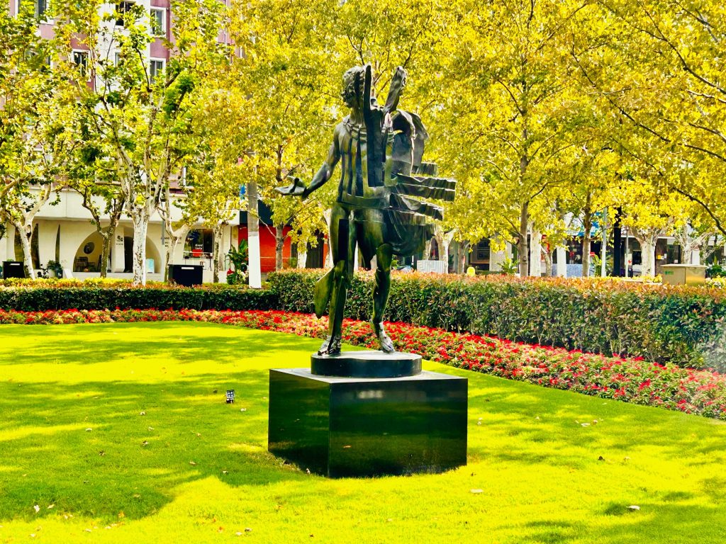 这个雕塑是法国艺术家阿曼（Arman）的作品《音乐之神》，它坐落在上海静安雕塑公园内。
这件作品属于阿曼的音乐系列雕塑，以抽象的音乐家造型，结合金属材质的切割与拼接，展现出音乐的动感与艺术张力，是公园内颇具代表性的展品之一。