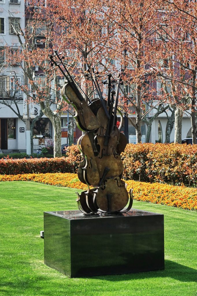 这个雕塑是法国艺术家阿曼（Arman）的作品，名为《音乐的力量》（也被称为《智慧之音》），它位于上海静安雕塑公园内