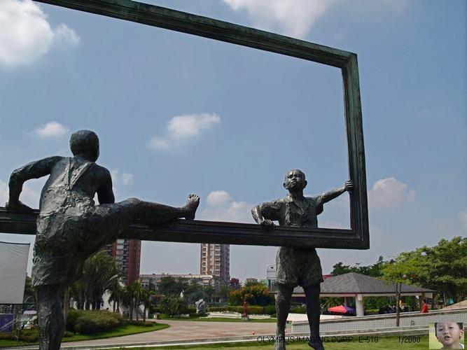 这个雕塑是台湾台中市丰乐雕塑公园内的作品，名为《画框》（也被称为《城市画框》或《观景框》）