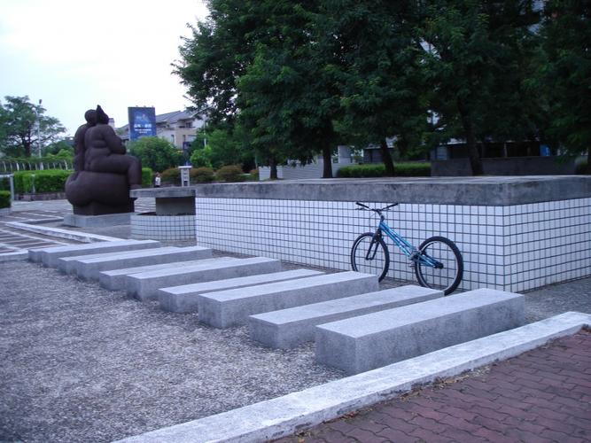 这个雕塑是台湾台中市丰乐雕塑公园内的作品，名为《情侣》（也被称为《相拥》），是美国艺术家乔伊・布朗（Joy Brown）的经典系列作品之一