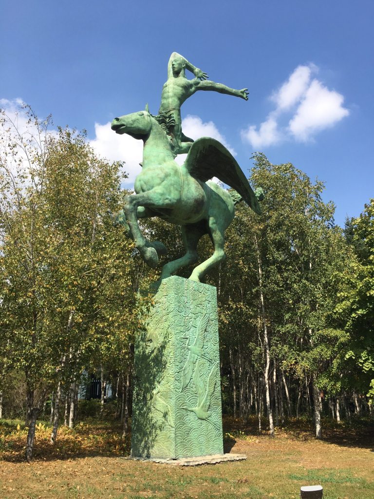 《飞黄》，是长春世界雕塑公园内魏小明艺术馆的核心作品之一，由雕塑家魏小明创作