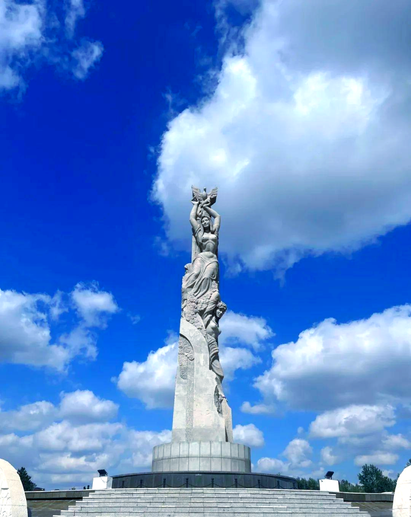 《友谊・和平・春天》，长春世界雕塑公园的主题雕塑，由叶毓山、潘鹤等五位中国雕塑家共同创作