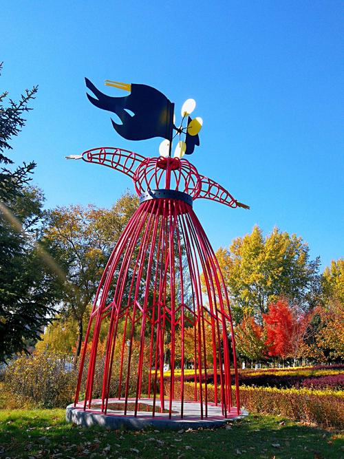 《丢风筝的女孩》，是长春世界雕塑公园内的作品，由美国雕塑家斯考特・万伯乐创作