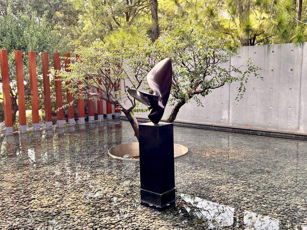 这个雕塑是法国艺术家安托万・蓬塞（Antoine Poncet）的作品《偶遇》，它位于上海静安雕塑公园的水景区域。