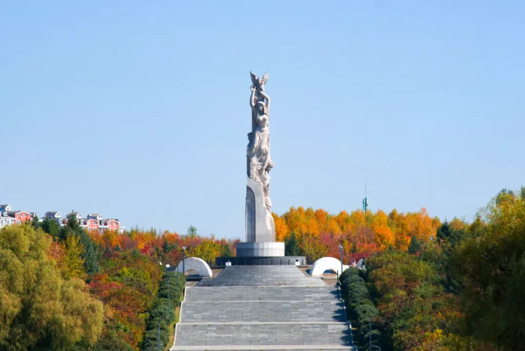 《友谊・和平・春天》，它是长春世界雕塑公园的主题雕塑，由叶毓山、潘鹤等五位中国雕塑家共同创作，以托举和平鸽、橄榄枝的少女形象，诠释 “友谊、和平、春天” 的核心主题，也是公园的标志性作品。