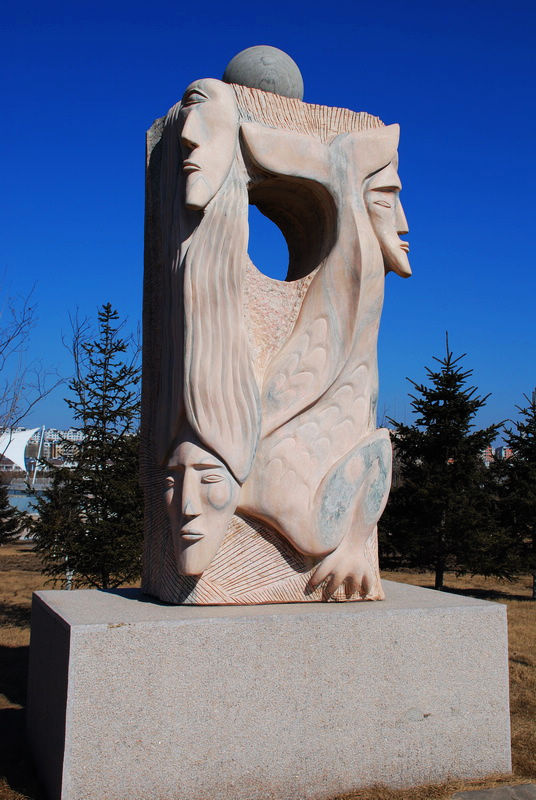 《生命韵律》，是长春世界雕塑公园内的作品，由津巴布韦雕塑家创作，以多个人脸、中间圆形镂空搭配顶部球体的造型，展现了生命与自然共生的主题，是公园内非洲雕塑风格的代表性作品之一