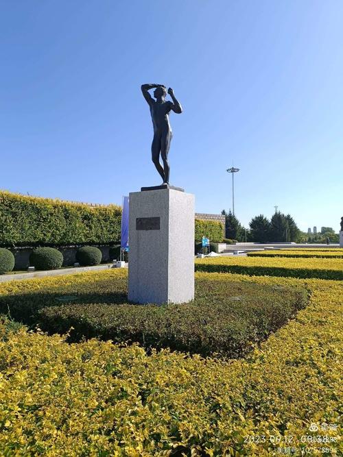 《青铜时代》，它是长春世界雕塑公园 “罗丹广场” 的展品之一，原作由法国雕塑大师奥古斯特・罗丹创作，公园内的这件是法国罗丹博物馆原模翻制的作品，以刚苏醒的青年形象展现了人体的自然美感与生命觉醒的状态。