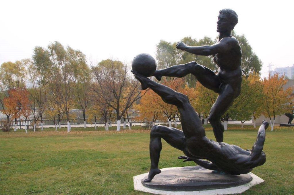 《足球》，由俄罗斯雕塑家亚历山大・维诺格罗多夫创作