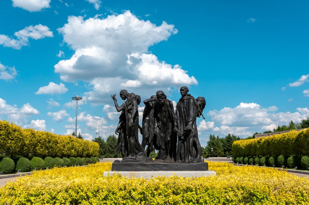 《加莱义民》，它是长春世界雕塑公园内 “罗丹广场” 的展品之一，原作由法国雕塑大师奥古斯特・罗丹创作，公园内的这件是由法国罗丹博物馆原模翻制的作品。