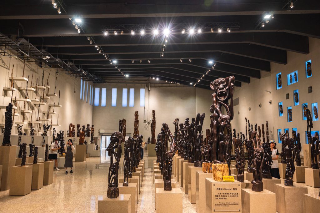 长春世界雕塑公园内的松山韩蓉非洲艺术收藏博物馆，图中展示的是馆内的 “西泰尼（Shetani）阵列” 展区，展品是东非坦桑尼亚青年木雕艺术家创作的非洲木雕作品