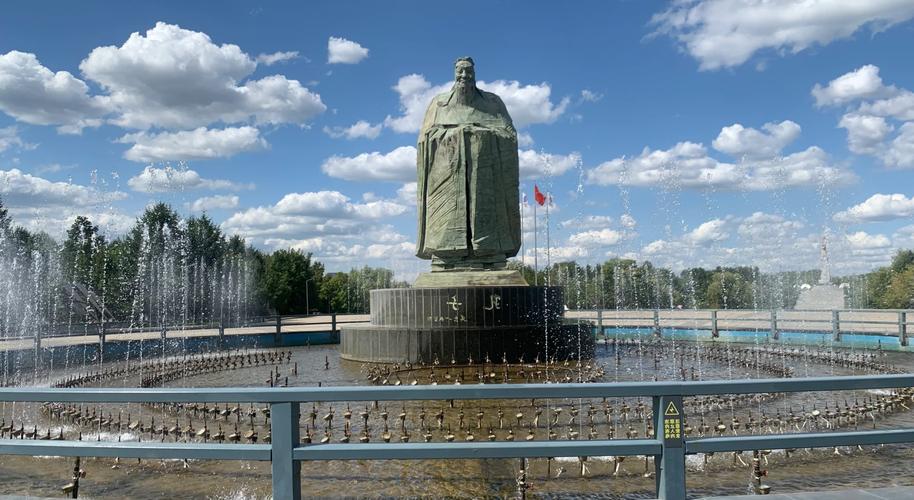 《孔子》，由中国著名雕塑家吴为山创作