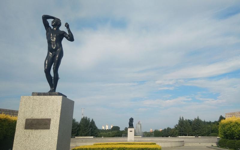 《青铜时代》，它是长春世界雕塑公园 “罗丹广场” 的展品之一，原作由法国雕塑大师奥古斯特・罗丹创作，公园内的这件是由法国罗丹博物馆原模翻制的作品。